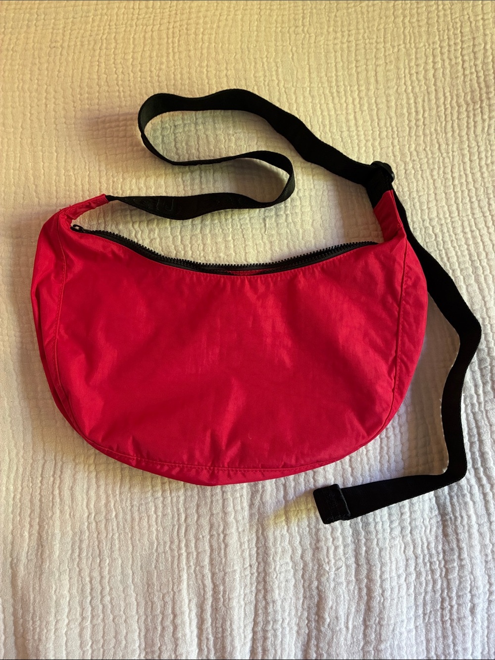 BAGGU Medium Crescent Candy Apple